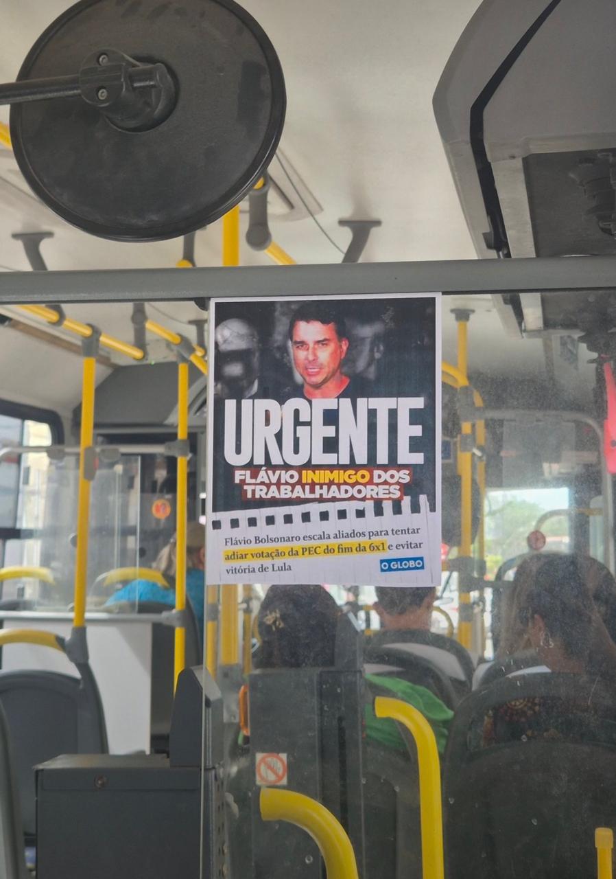 Prévia do conteúdo "Cartaz no ônibus"